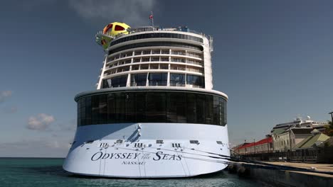 Royal-Caribbean-Odyssey-Of-The-Seas-Liegt-An-Einem-Sonnigen-Inselnachmittag-Am-Pier-In-Falmouth,-Jamaika