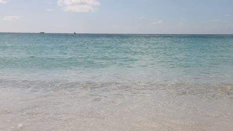 Wunderschönes-Ufer-Und-Sanfte-Wellen-Des-Seven-Mile-Beach-In-Grand-Cayman-An-Einem-Sonnigen-Sommernachmittag