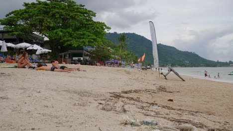 People-enjoying-the-La-Mai-beach,-Thailand