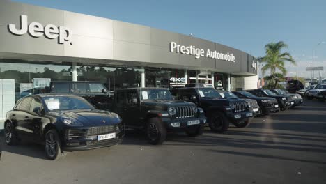 Escaparate-Del-Concesionario-Jeep-Con-Coches-Delante