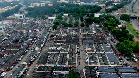 Pull-back-aerial-view-of-the-Wusa-Market-in-Abuja,-Nigeria