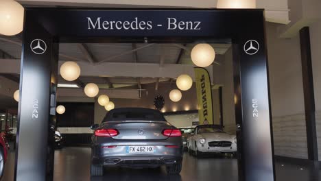 Ein-Mercedes-Auto-Fährt-Durch-Ein-Kameraportal-In-Einer-Garage