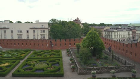 KRAKOW,-POLAND---11-JULY-2022:-Renaissance-Royal-Garden-in-the-Courtyard-of-Wawel-Castle