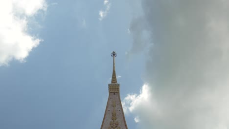 Templo-Chalong-Phuket-Banderas-Fachada-Phra-Maha-Chedi-Phra-Chom-Tailandés-Carismático-Tailandia