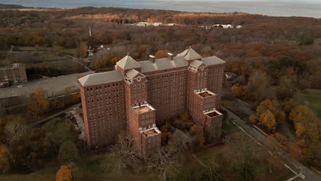 Imágenes-De-Drones-En-órbita-Del-Edificio-93-Del-Centro-Psiquiátrico-Kings-Park-Durante-El-Invierno-Que-Muestran-Su-Estado-Abandonado-Y-Decrépito