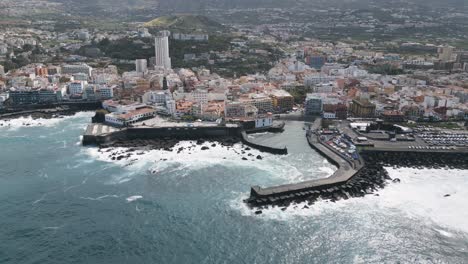 Orbit-Shot-Of-Puerto-De-La-Cruz-Magnificent-Cityscape,-Tenerife,-Spain