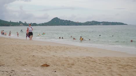couple-walking-on-the-La-Mai-beach,-mountains-in-the-background-landscapes
