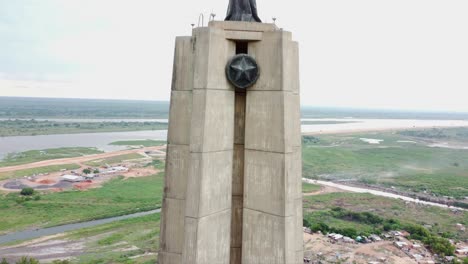 Cerrar-Vista-Aérea-Del-Monumento-En-La-Cima-De-Una-Colina-Cerca-Del-Río-Paraguay