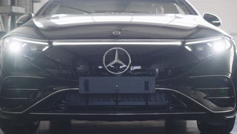 Mercedes-Autos-Schaltet-Die-Scheinwerfer-Ein-Und-Fährt-Vorwärts