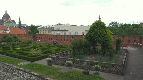 Cracovia,-Polonia---11-De-Julio-De-2022:-Jardín-Real-Renacentista-En-El-Patio-Del-Castillo-De-Wawel