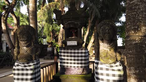 Estatuas-Del-Templo-Balinés-En-La-Playa-De-Sanur,-Isla-De-Dioses-De-Bali-Indonesia,-Escultura-De-Guardianes-En-Un-Entorno-Natural-Verde,-árboles-Y-Plantas,-Religión-Hindú-En-La-Playa-De-Sanur