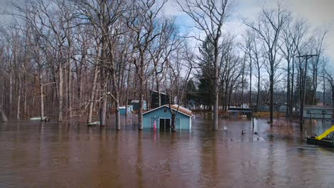 Buchanan,-Michigan,-überschwemmter-Fluss,-Naturkatastrophe,-Drohne