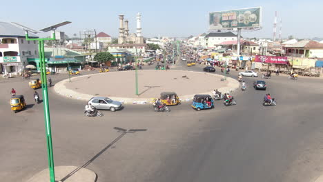 Fahrzeugverkehr-In-Gombe,-Nigeria-Mit-Verschiedenen-Autos-Und-Motorrädern