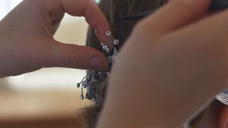 Una-Novia-Tiene-Un-Broche-En-El-Pelo