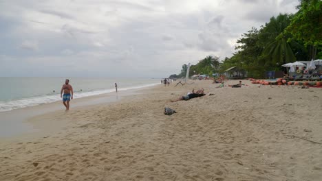 Familie-Spielt-Am-Strand-Von-La-Mai-Auf-Der-Insel-Koh-Samui,-Thailand