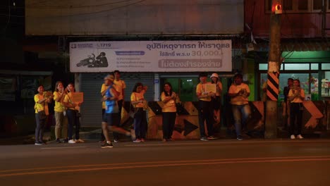 People-cheering-and-giving-support-to-the-runners-of-Samui-Run,-Thailand