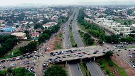 Autobahnverkehr-Außerhalb-Des-Wusa-Marktes-In-Abuja,-Nigeria---Luftaufnahme