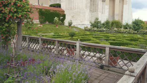 Cracovia,-Polonia---11-De-Julio-De-2022:-Jardín-Real-Renacentista-En-El-Patio-Del-Castillo-De-Wawel