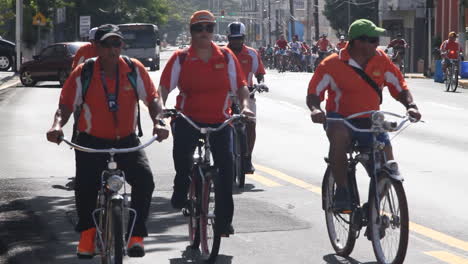 Große-Gruppe-Von-Fahrradfahrern-In-San-Juan,-Puerto-Rico-An-Einem-Strahlend-Sonnigen-Tag