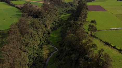 Drohnenaufnahme-Mit-Blick-Auf-Das-Flussbett-Von-San-Pedro-In-Der-Friedlichen-Landschaft-Rund-Um-Machachi,-Ecuador