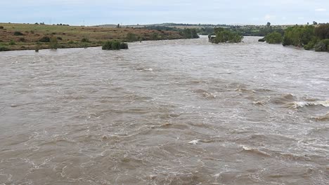 Aguas-De-Inundación-En-Un-Fuerte-Río-Vaal,-Sudáfrica