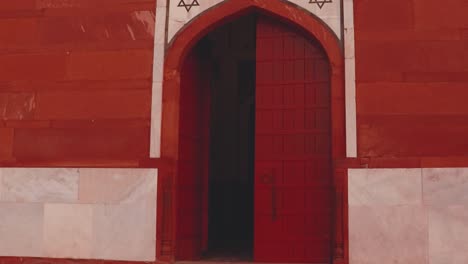 Humayun-Grab-Am-Nebligen-Morgen-Aus-Einer-Einzigartigen-Perspektive,-Aufgenommen-In-Delhi,-Indien