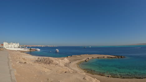 Toma-Panorámica-Del-Mar-Rojo-Azul-Claro-En-Egipto-En-Un-Caluroso-Día-De-Verano