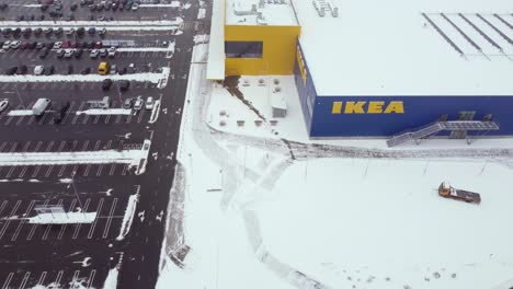 Frostige-Berühmte-Schwedische-Möbel--Und-Dekorationskette:-Luftaufnahmen-An-Einem-Verschneiten-Tag
