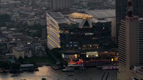 Symbol-Siam-Theater-Mall-In-Bangkok-Thailand-Fluss-Chao-Phraya-Yate-Boot-Von-Mahanakhon