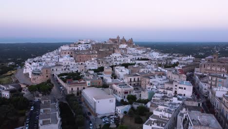 Luftdrohnenaufnahmen-Von-Ostuni-–-Der-Weißen-Stadt,-Apulien,-Italien-Bei-Sonnenuntergang