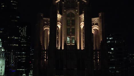 Aufsteigende-Antenne-In-Zeitlupe-Des-Tribune-Tower-Aus-Chicago-Mit-Einer-Amerikanischen-Flagge-An-Der-Spitze