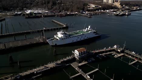 Wintersonnenaufgang-Drohnenaufnahmen-Der-Park-City-Fähre,-Die-Von-Port-Jefferson-Long-Island-Nach-Bridgeport-Connecticut-Fährt,-Mit-Dem-Hafen-Im-Hintergrund