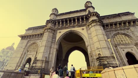 Una-Toma-En-ángulo-Bajo-De-La-Puerta-De-Entrada-De-La-India-En-Mumbai