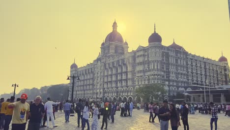 Eine-Aufnahme-Des-Taj-Mahal-Hotels,-Das-Von-Tata-Erbaut-Wurde-Und-Im-Dezember-1903-Seine-Türen-Für-Gäste-öffnete