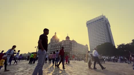 Eine-Aufnahme-Von-Menschen,-Die-In-Mumbai-In-Der-Nähe-Des-Taj-Hotels-Unterwegs-Sind