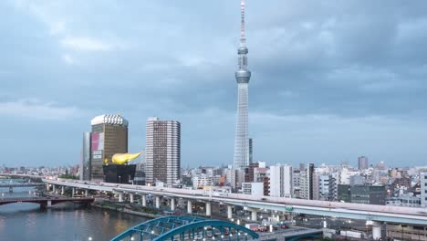 Langsamer-Dolly-Out-Zeitraffer-Von-Einem-Hohen-Aussichtspunkt-über-Der-Stadt-Tokio-Mit-Skytree