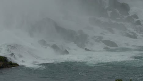 Massiver-Nebel-Von-Einem-Riesigen-Und-Mächtigen-Wasserfall-An-Der-Felsigen-Küste