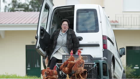 Lebende-Hühner-Befestigen-Sich-An-Einem-Plastikkorb-Auf-Der-Rückseite-Des-Weißen-Autos-Auf-Dem-Marktplatz-In-Der-Stadt-Leiria