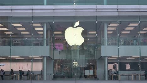 Ein-Kunde-Geht-Die-Treppe-Hinauf-Im-Inneren-Des-Apple-Logos-Der-Amerikanischen-Multinationalen-Technologiemarke,-Das-Vor-Dem-Offiziellen-Geschäft-In-Hongkong-Zu-Sehen-Ist