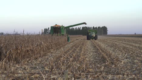 Traktor-Nähert-Sich-Einem-Mähdrescher-Auf-Einem-Abgeernteten-Maisfeld