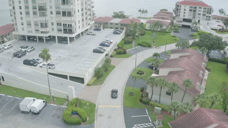 Porsche-Fährt-In-St.-Pete-Beach,-Luxuriöses-Wohnviertel-Am-Meer,-Luftaufnahme