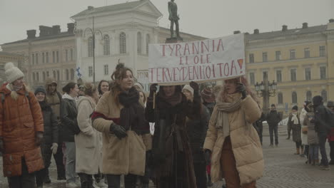 Gruppe-Vieler-Frauen,-Die-In-Der-Innenstadt-Von-Helsinki-Protestieren
