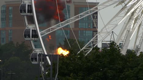 Feuer-Neben-Riesenrad-Marriott-Hotel-Flammen-Steigen-Auf-Rauch