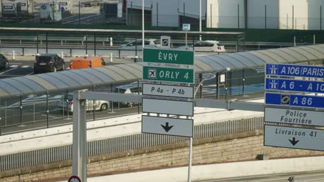 Schwenkt-Vom-Straßenschild-Des-Flughafens-Paris-Orly-Auf-Die-Autobahn