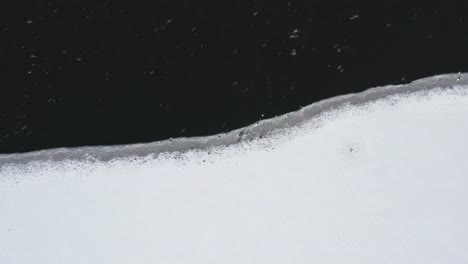 Schnee-Bedeckte-Einen-Teil-Der-Vogelinsel-Zusammen-Mit-Dem-Meer