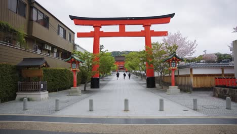 Enorme-Puerta-Torii-En-La-Entrada-Al-Santuario-Fushimi-Inari,-Kyoto-Japón