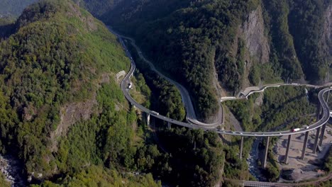 Luftaufnahme-Von-Einer-Riesigen-Und-Belebten-Brücke-Zu-Einer-Unberührten-Bergkette