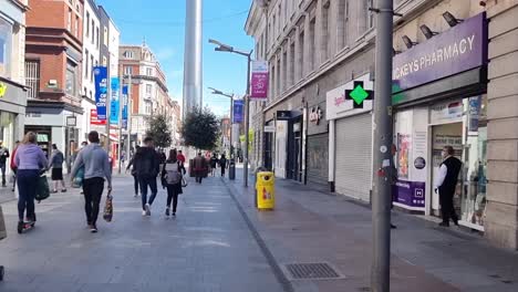 Mit-Dem-Fahrrad-Durch-Eine-Irische-Straße-Im-Herzen-Von-Dublin-Fahren,-Vorbei-An-Menschen