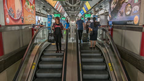 Zeitraffer-Der-Geschäftigen,-überfüllten-Skytrain-BTS-Station-Siam-Mit-Rolltreppe-In-Bangkok