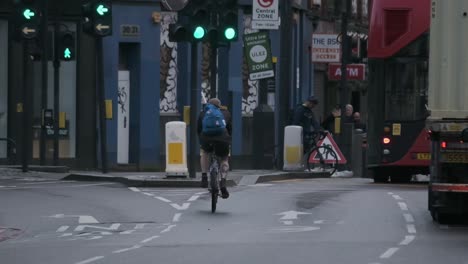 Ciclista-En-La-Concurrida-Calle-Principal-De-Londres-A-Cámara-Lenta